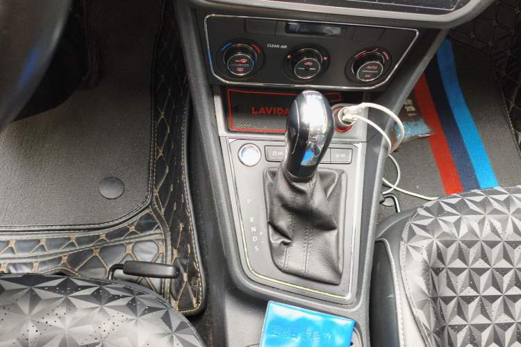 Used Volkswagen Gran Lavida 2017 230TSI DSG Comfort Edition Gear Lever