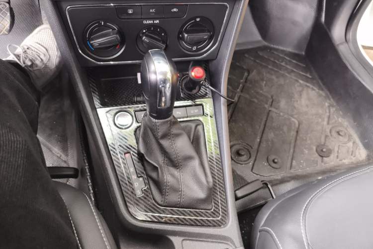 Used Volkswagen Gran Lavida 2017 1.6L Automatic Comfort Edition Gear Lever