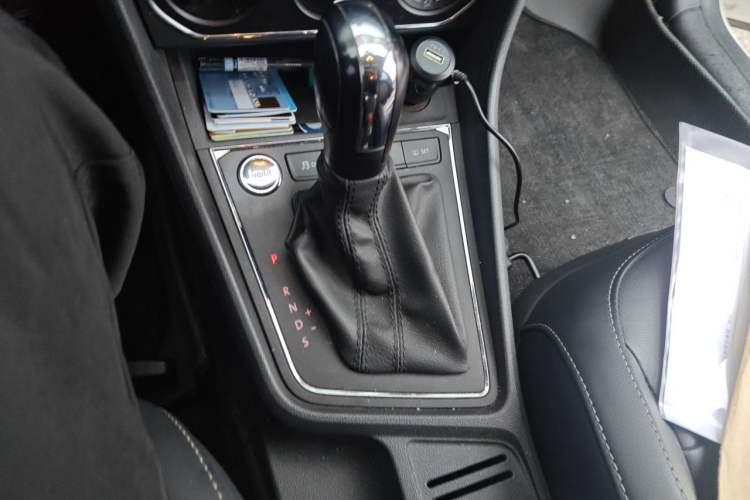Used Volkswagen Gran Lavida 2017 1.6L Automatic Comfort Edition Gear Lever