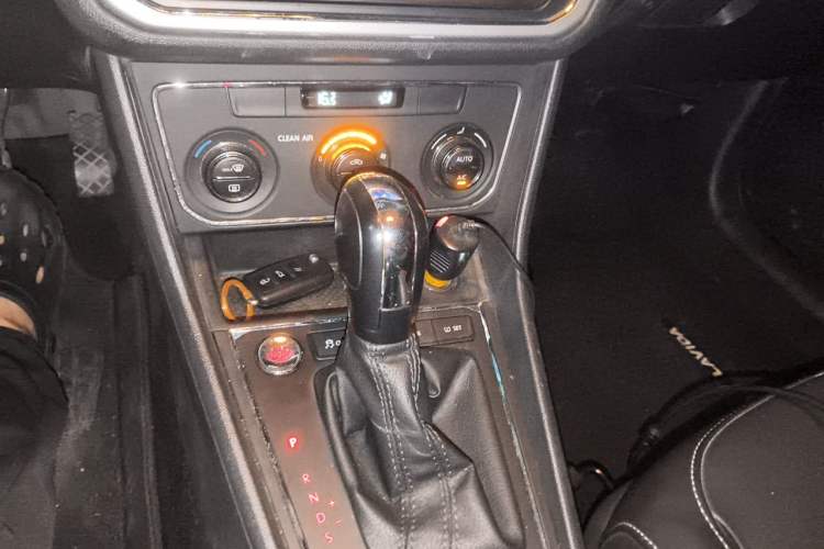 Used Volkswagen Gran Lavida 2017 180TSI DSG Comfort Edition Gear Lever