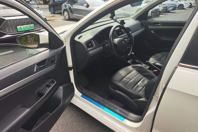Used Volkswagen Gran Lavida 2017 1.6L Automatic Comfort Edition Interior 2