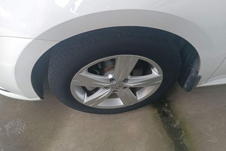 Used Volkswagen Gran Lavida 2017 1.6L Automatic Fashion Edition Left Front Wheel Hub