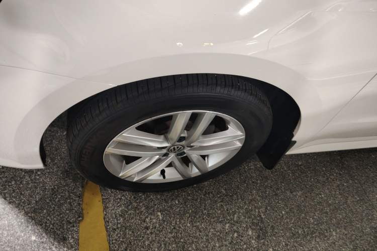 Used Volkswagen Gran Lavida 2017 1.6L Automatic Comfort Edition Left Front Wheel Hub