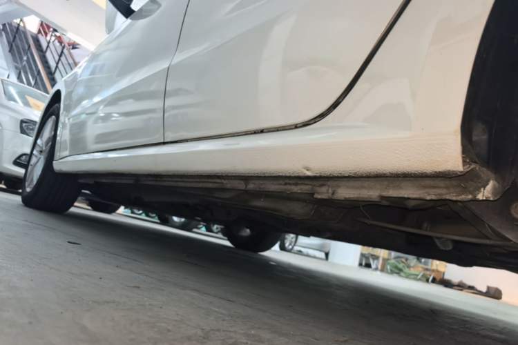 Used Volkswagen Gran Lavida 2017 1.6L Automatic Comfort Edition Left Side Sill