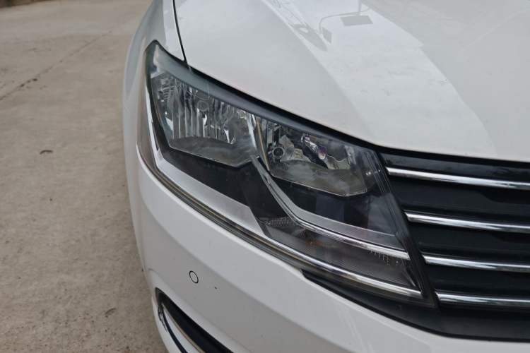 Used Volkswagen Gran Lavida 2017 1.6L Automatic Comfort Edition Right Front Headlight