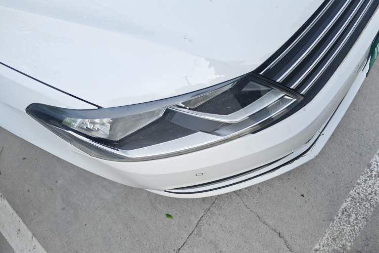 Used Volkswagen Gran Lavida 2017 1.6L Automatic Comfort Edition Right Front Headlight