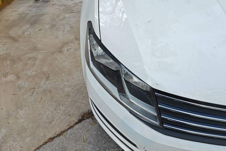 Used Volkswagen Gran Lavida 2017 1.6L Automatic Fashion Edition Right Front Headlight