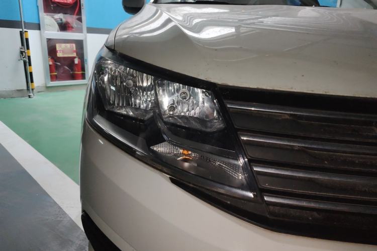 Used Volkswagen Gran Lavida 2017 1.6L Automatic Fashion Edition Right Front Headlight