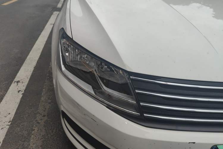 Used Volkswagen Gran Lavida 2017 1.6L Automatic Fashion Edition Right Front Headlight