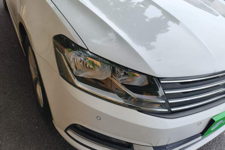 Used Volkswagen Gran Lavida 2017 1.6L Automatic Comfort Edition Right Front Headlight