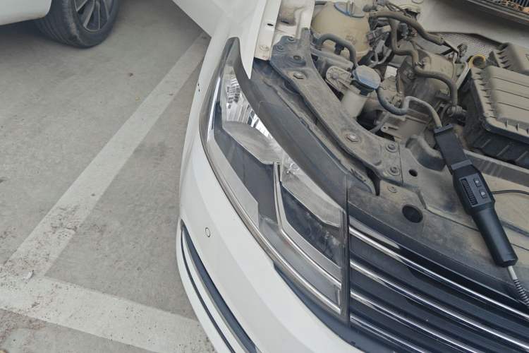 Used Volkswagen Gran Lavida 2017 1.6L Automatic Comfort Edition Right Front Headlight