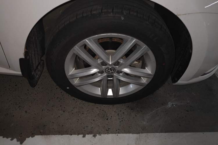 Used Volkswagen Gran Lavida 2017 1.6L Automatic Comfort Edition Right Front Wheel Hub