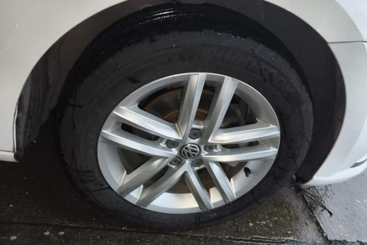 Used Volkswagen Gran Lavida 2017 1.6L Automatic Comfort Edition Right Front Wheel Hub