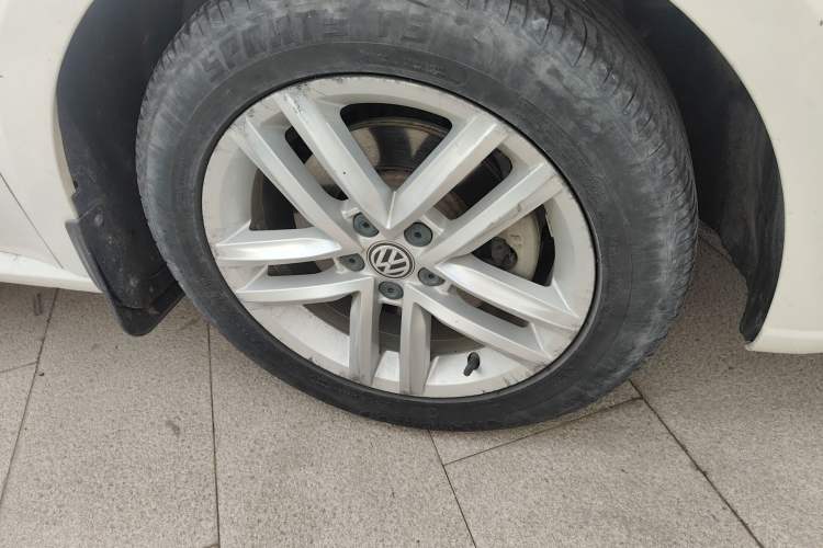Used Volkswagen Gran Lavida 2017 1.6L Automatic Comfort Edition Right Front Wheel Hub