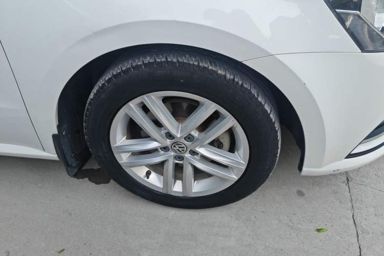 Used Volkswagen Gran Lavida 2017 1.6L Automatic Comfort Edition Right Front Wheel Hub