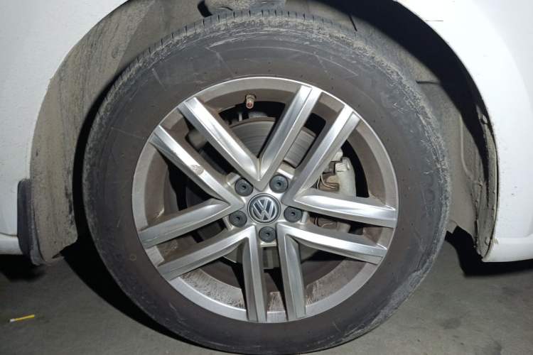 Used Volkswagen Gran Lavida 2017 230TSI DSG Comfort Edition Right Front Wheel Hub