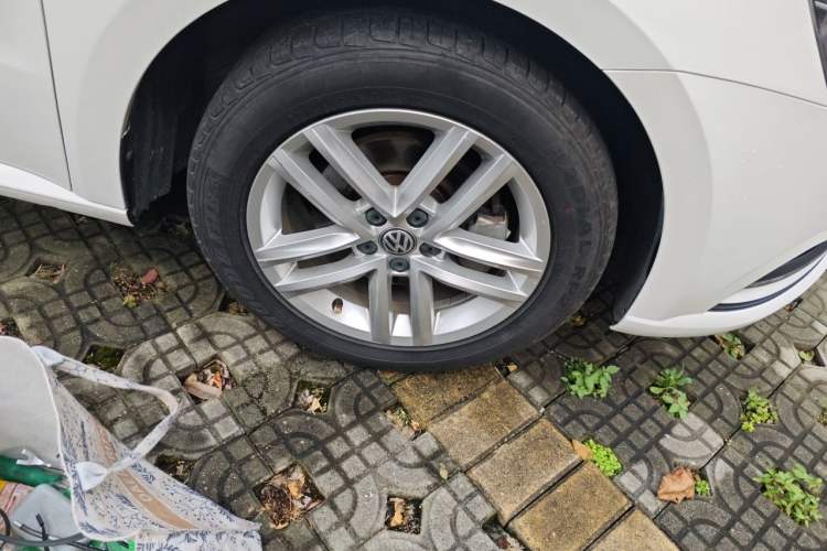 Used Volkswagen Gran Lavida 2017 1.6L Automatic Comfort Edition Right Front Wheel Hub