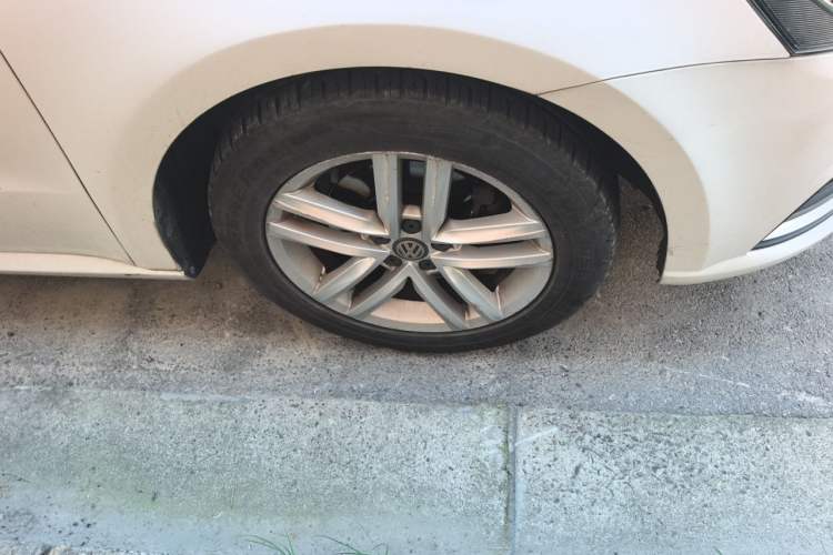 Used Volkswagen Gran Lavida 2017 230TSI DSG Comfort Edition Right Front Wheel Hub