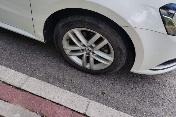 Used Volkswagen Gran Lavida 2017 1.6L Automatic Comfort Edition Right Front Wheel Hub