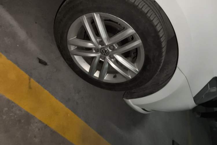Used Volkswagen Gran Lavida 2017 230TSI DSG Comfort Edition Right Front Wheel Hub