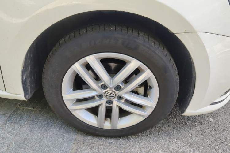 Used Volkswagen Gran Lavida 2017 180TSI DSG Comfort Edition Right Front Wheel Hub