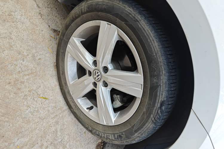 Used Volkswagen Gran Lavida 2017 1.6L Automatic Fashion Edition Right Front Wheel Hub