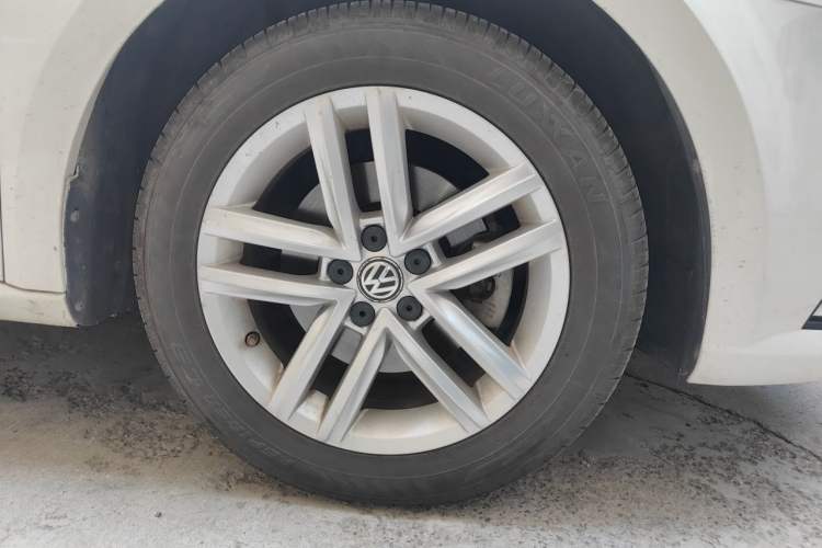 Used Volkswagen Gran Lavida 2017 1.6L Manual Comfort Edition Right Front Wheel Hub