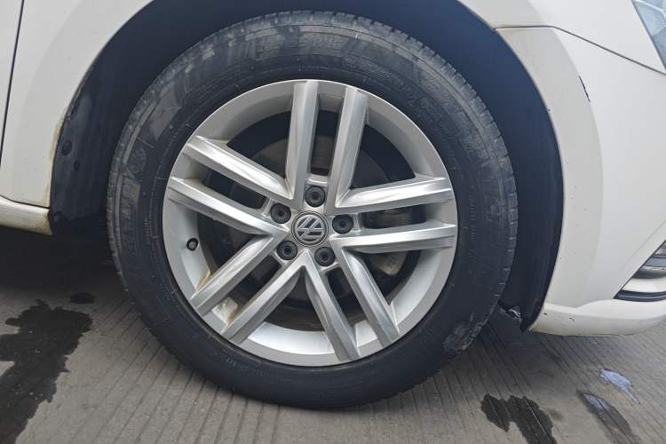 Used Volkswagen Gran Lavida 2017 180TSI DSG Comfort Edition Right Front Wheel Hub