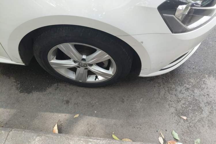 Used Volkswagen Gran Lavida 2017 1.6L Automatic Fashion Edition Right Front Wheel Hub