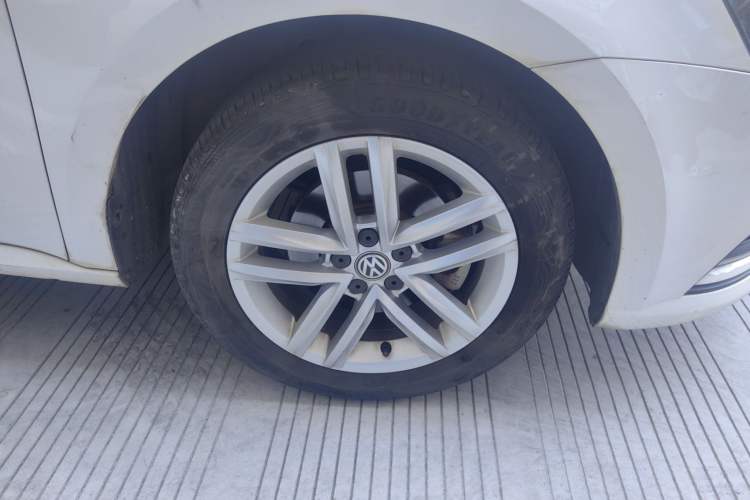 Used Volkswagen Gran Lavida 2017 180TSI DSG Comfort Edition Right Front Wheel Hub