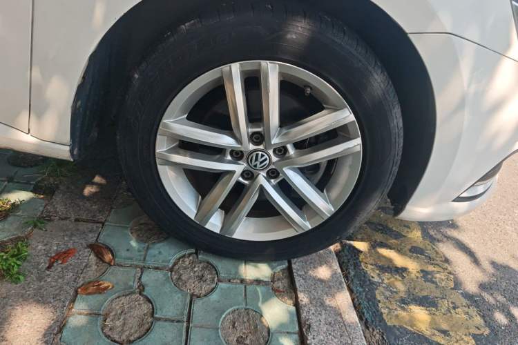 Used Volkswagen Gran Lavida 2017 230TSI DSG Comfort Edition Right Front Wheel Hub