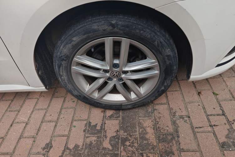 Used Volkswagen Gran Lavida 2017 1.6L Automatic Comfort Edition Right Front Wheel Hub