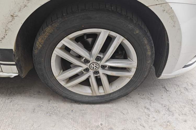 Used Volkswagen Gran Lavida 2017 180TSI DSG Comfort Edition Right Front Wheel Hub