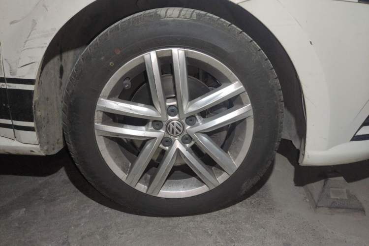 Used Volkswagen Gran Lavida 2017 230TSI DSG Comfort Edition Right Front Wheel Hub