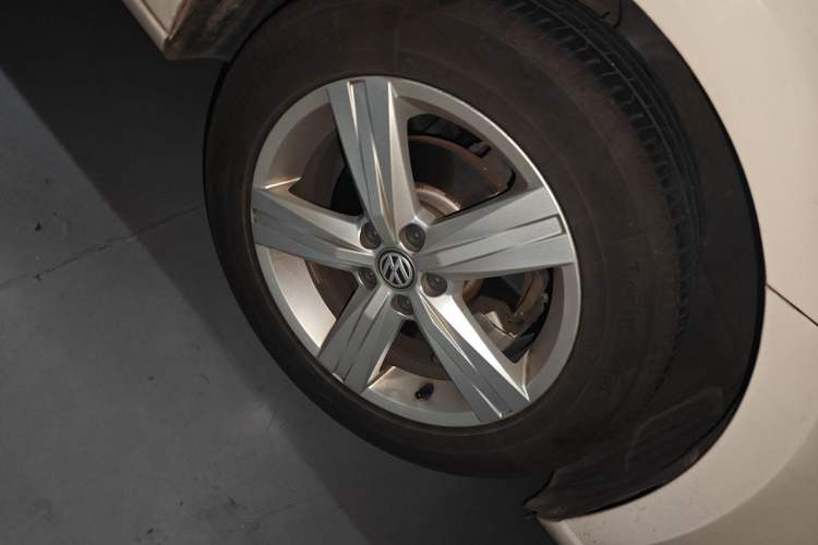 Used Volkswagen Gran Lavida 2017 1.6L Automatic Fashion Edition Right Front Wheel Hub