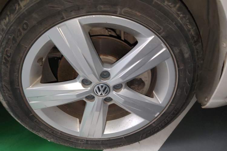 Used Volkswagen Gran Lavida 2017 1.6L Automatic Fashion Edition Right Front Wheel Hub