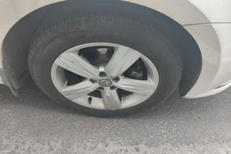 Used Volkswagen Gran Lavida 2017 1.6L Automatic Fashion Edition Right Front Wheel Hub