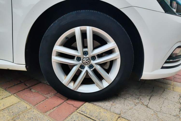 Used Volkswagen Gran Lavida 2017 180TSI DSG Comfort Edition Right Front Wheel Hub