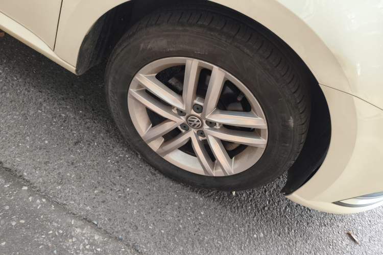 Used Volkswagen Gran Lavida 2017 1.6L Automatic Comfort Edition Right Front Wheel Hub