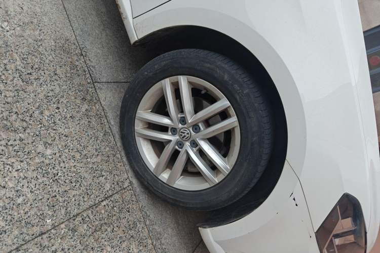 Used Volkswagen Gran Lavida 2017 1.6L Automatic Comfort Edition Right Front Wheel Hub
