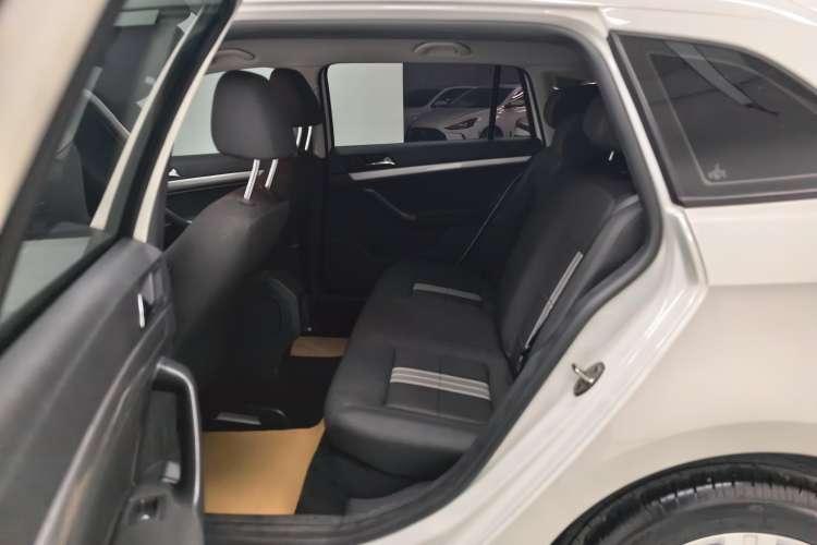 Used Volkswagen Gran Lavida 2017 1.6L Manual Fashion Edition Right Rear Seat