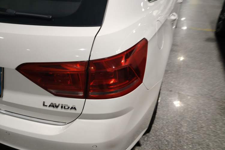 Used Volkswagen Gran Lavida 2017 1.6L Automatic Comfort Edition Right Rear Taillight