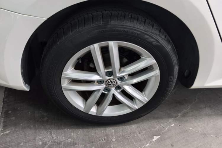 Used Volkswagen Gran Lavida 2017 1.6L Automatic Comfort Edition Right Rear Wheel Hub