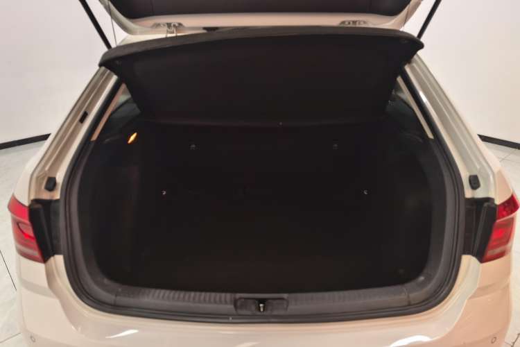 Used Volkswagen Gran Lavida 2017 1.6L Manual Fashion Edition Trunk