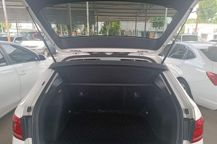 Used Volkswagen Gran Lavida 2017 1.6L Automatic Fashion Edition Trunk