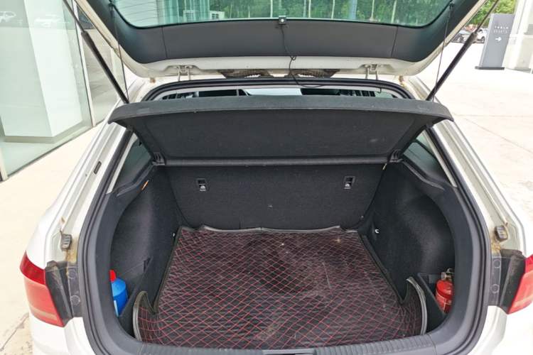 Used Volkswagen Gran Lavida 2017 1.6L Automatic Fashion Edition Trunk