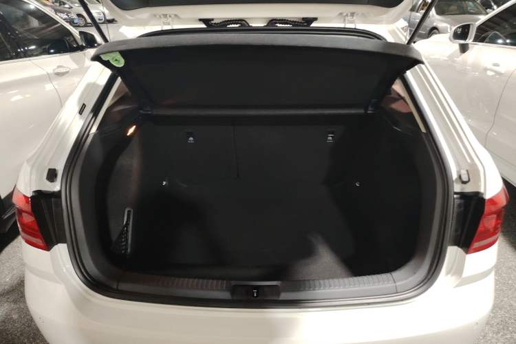 Used Volkswagen Gran Lavida 2017 1.6L Automatic Comfort Edition Trunk