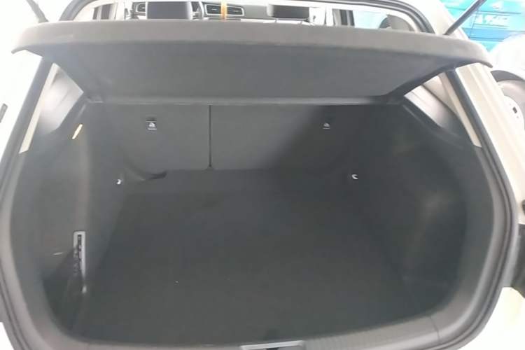 Used Volkswagen Gran Lavida 2017 1.6L Automatic Comfort Edition Trunk