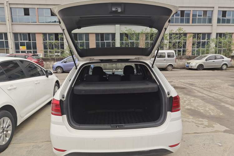 Used Volkswagen Gran Lavida 2017 1.6L Automatic Fashion Edition Trunk