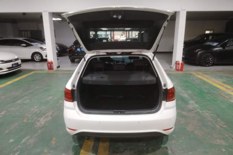 Used Volkswagen Gran Lavida 2017 1.6L Automatic Fashion Edition Trunk